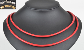 Kort halskæde i rød kalveskind med lås efter eget ønske. 2x1 omgang. Tykkelse 3,5 mm.